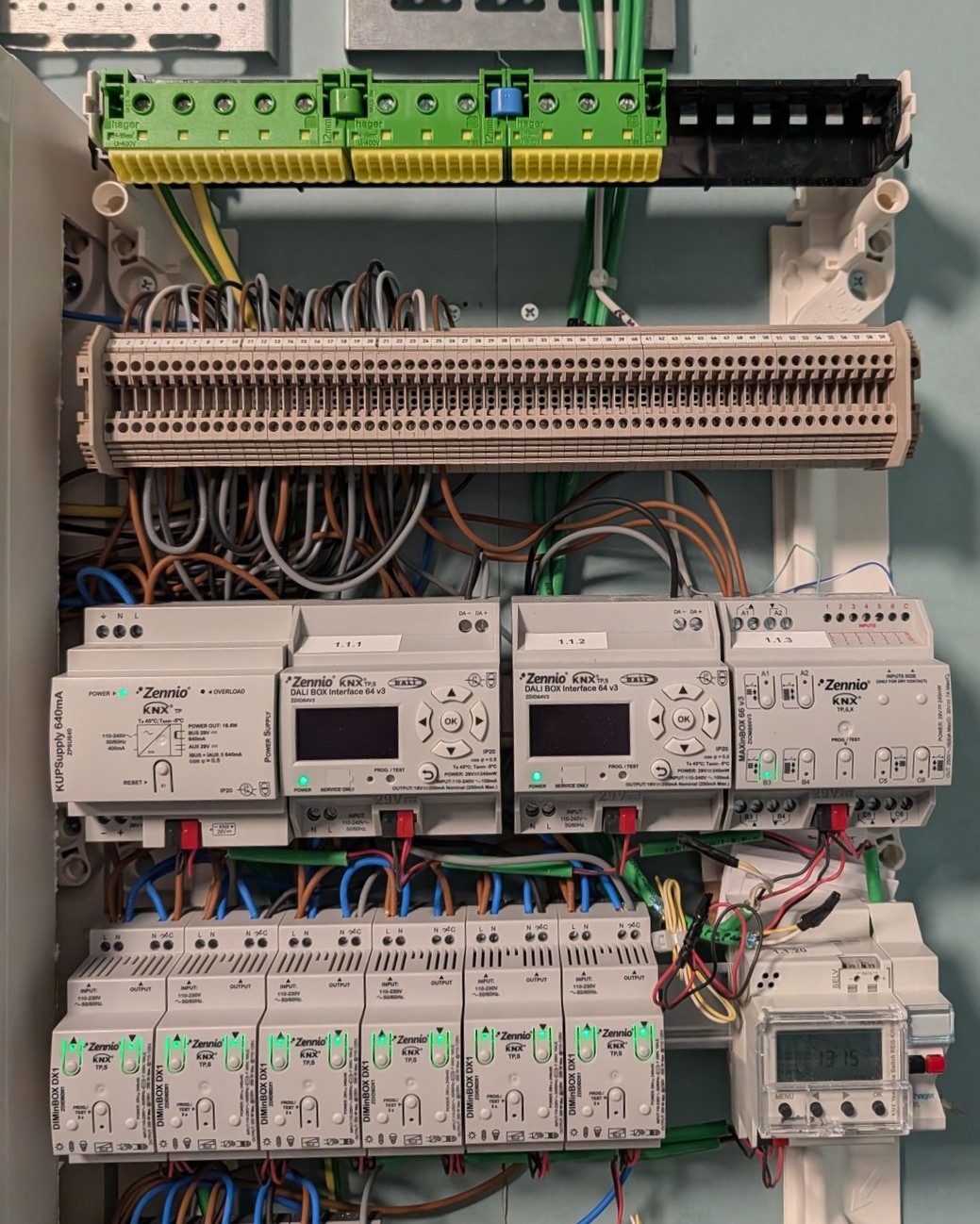 KNX-central med Zennio-komponenter, installerad av Asktech AB